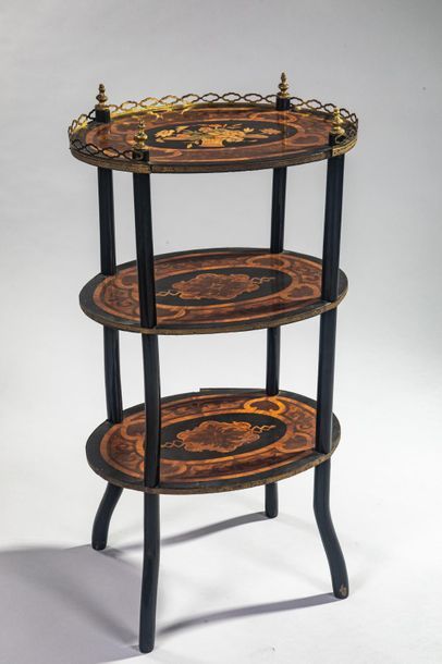 null Petite table volante en bois de placage à trois plateaux Epoque Napoléon III...