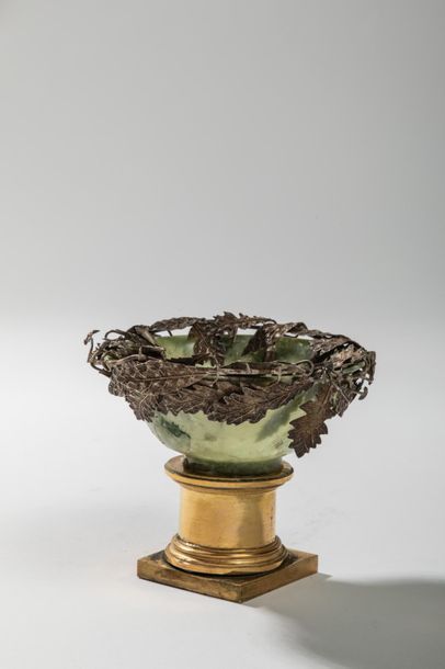 null Coupe en agate herborisée garnie de feuilles en argent sur une base en bronze...