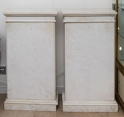 null Paire de colonnes rectangulaires en placage de marbre blanc, 111 x 61 x 31 cm....