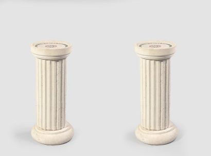 null Paire de colonnes en pierre de couleur beige, dessus en mosaïque.