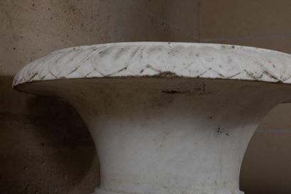 null Paire de vases de forme « Médicis » en marbre blanc de Carrare, à col évasé...