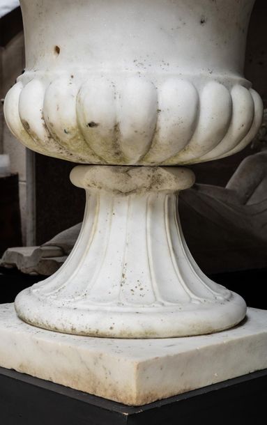 null Paire de vases de forme « Médicis » en marbre blanc de Carrare, à col évasé...