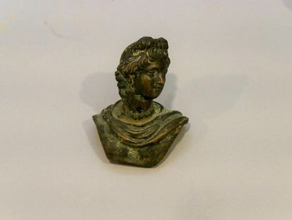 null Statuette en bronze à patine verte représentant une figure féminine en buste...
