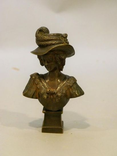null E. HANNOTEAUX, Buste de jeune femme au chapeau, bronze à patine brune, signé,...