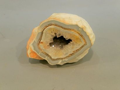 null Géode de quartz dans un bloc d'agate, Dim.: 16 x 12 cm.