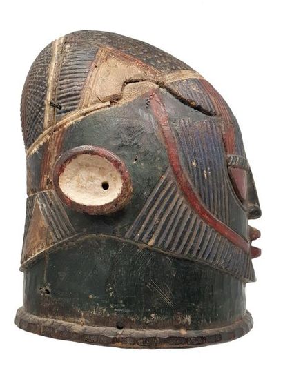 Masque casque agba IGALA 精雕细刻的几何图案，面部特征用红色和白色加强，高：31厘米。尼日利亚，贝努埃地区。 出处 : 前埃瓦和伊夫-德文的收藏。...