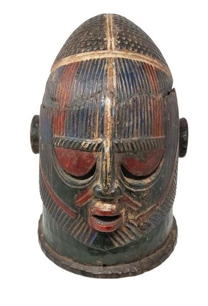 Masque casque agba IGALA 精雕细刻的几何图案，面部特征用红色和白色加强，高：31厘米。尼日利亚，贝努埃地区。 出处 : 前埃瓦和伊夫-德文的收藏。...