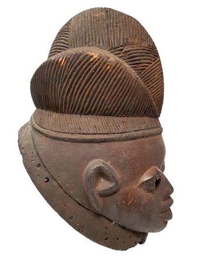 Masque du gelede YORUBA Visage féminin aux volumes pleins et à l'importante coiffure...