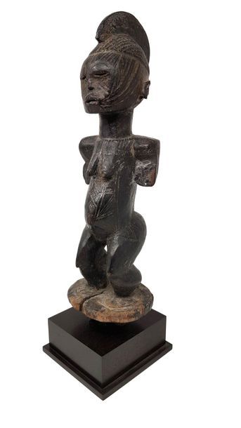 AFO du Nigeria statue féminine Debout pieds fondus dans une base circulaire, le visage,...