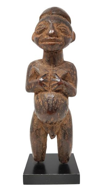 Statuette BAMILEKE région de Batie Cameroun Homme debout mains sur la poitrine. H...