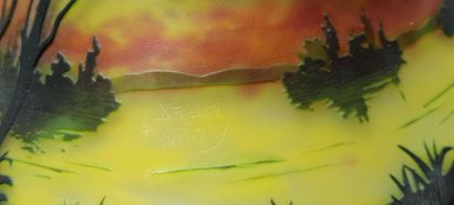 DAUM 1900 
Paysage lacustre. Lampe paysage en verre marbré jaune et rouge orangé....