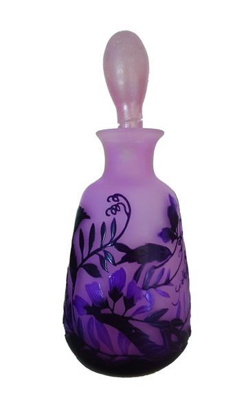 Émile GALLÉ (1846-1904) 
Acid-etched pink and mauve double-layer glass bottle, decorated...