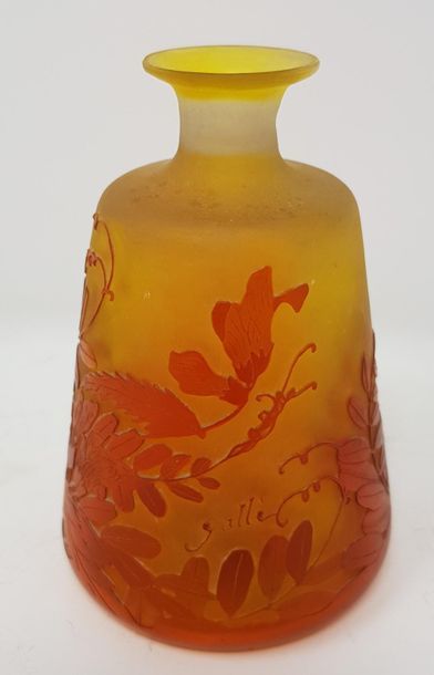 Émile GALLÉ (1846-1904) 
Yellow and red double-layer glass bottle etched with acid,...