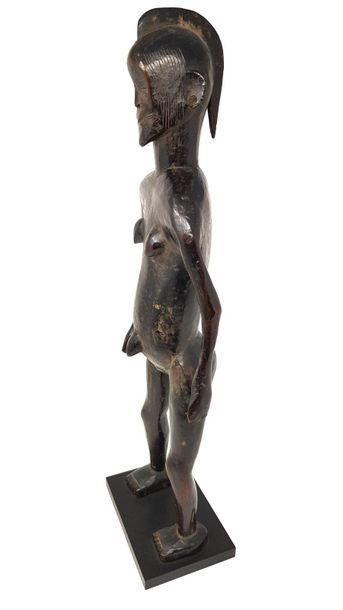 Statuette IGALA Coiffure en crête, bois à patine noire H : 53,5 cm. Nigeria. Provenance...