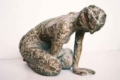 MOLINIE-JONQUET Chantal "Petite Etonnée" 青铜雕塑，左脚上有签名和编号1/8 高：18厘米，宽：15厘米，深：33厘米 Charbonnières...