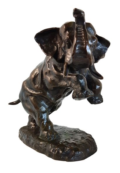 MAUREL L. (XXe) 
L’éléphant cabré
 Bronze à patine brune 24 x 20 cm signé sur la...