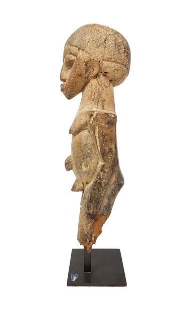 Statue d’ancêtre LOBI 
Debout les bras le long du corps, l'ombilic saillant, le visage...
