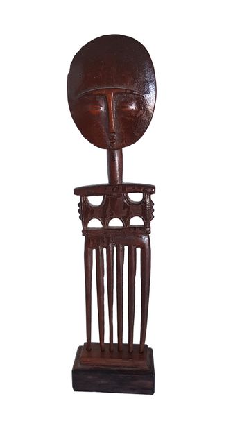 Peigne ABRON 
Orné d'une tête de poupée de fécondité Akuaba, en bois à six dents...