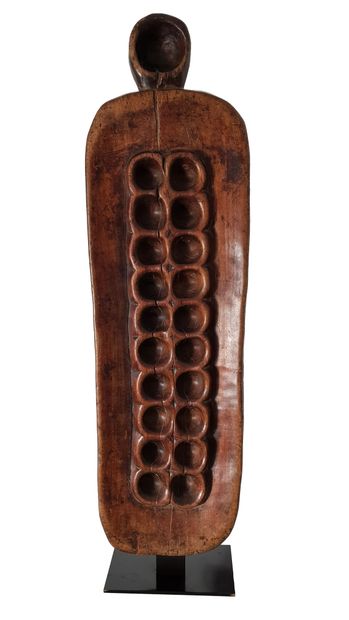Tablette BAOULE pour le jeu awele 
Bois à belle patine d'usage brune, socle de métal....