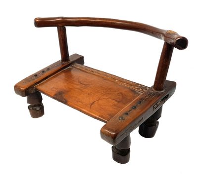 Petite chaise rituelle DAN 
Dossier courbe, autrefois utilisées lors de la cérémonie...