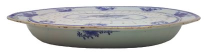CHINE - XVIIIe siècle 
Porcelain oval dish and drainer decorated in blue underglaze...