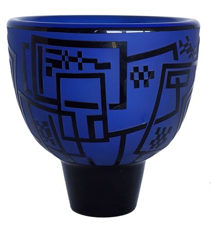 BEGOU Alain (né en 1945) 
Vase en verre bleu soufflé et épais, décor géométrique...