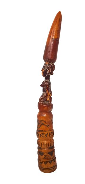 Instruments de divination YORUBA c.1900 
Ivoires sculptés, restes de pigments, battants...