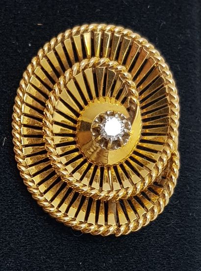 Broche spirale ajourée En or avec au centre un diamant 
With a 0.25 carat diamond...