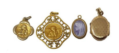 Deux médailles d’anges en or 
Weight: 4,4 gr



A small medal "La Vierge" in glass,...