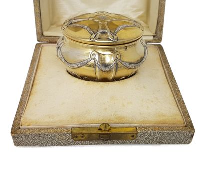Lot d’argenterie française et anglaise 
MOLLE Edmond Vermeil box with ribbon decoration,...