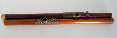 CHINE - Vers 1900 
Boîte à opium en bois laqué rouge comprenant trois pipes, quatre...