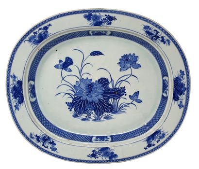 CHINE - XVIIIe siècle 
Porcelain oval dish and drainer decorated in blue underglaze...
