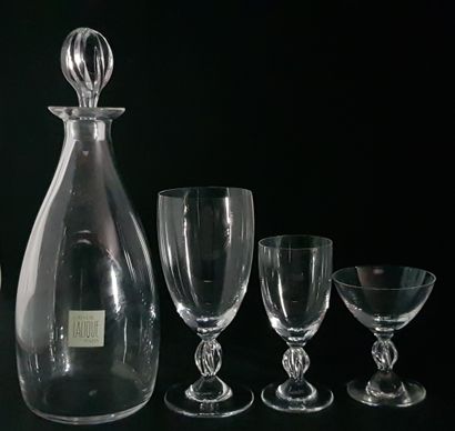 Marc LALIQUE (1900-1977) 
" Fréjus " Service en cristal comprenant 1 carafe H. 28...