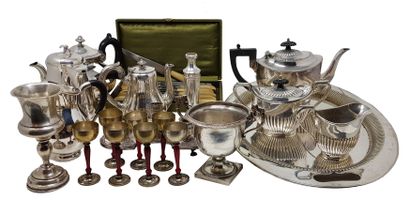 LOT MÉTAL ARGENTÉ 
Silvered metal set, scratches, shocks and stains from use.



Tea...