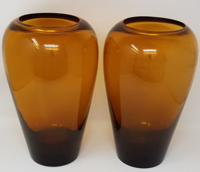 Marc LALIQUE (1900-1977) 
Paire de vases en cristal jaune, étude non signée. H. 28...