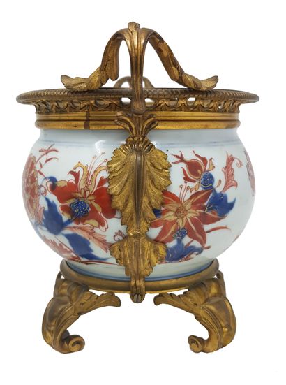CHINE - XVIIIe siècle 
瓷器花瓶，釉下蓝和铁红及金珐琅 "伊玛瑞 "装饰的牡丹，青铜装。高20厘米


12月4日（星期六）上午8点至下午1点，在巴黎（LA...