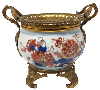 CHINE - XVIIIe siècle 
Vase en porcelaine à décor en bleu sous couverte et émail...