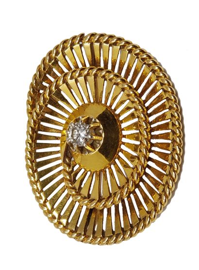 Broche spirale ajourée En or avec au centre un diamant 
With a 0.25 carat diamond...