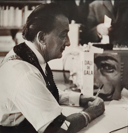 VOLTA Pablo (1926-2011) (DALI Salvador 1904-1989) "Dali au Salon du Livre" Photo...