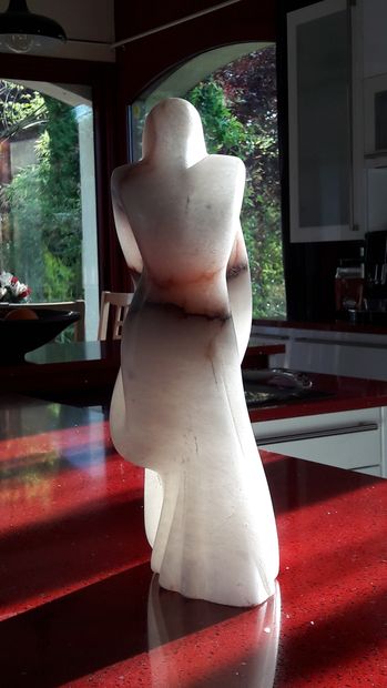 GUINOIS - MESSICA Pat "Extase" Sculpture en albâtre taille directe 37 x 20 x 7 cm...
