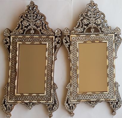 Paire de miroirs syrien c.1900 一对胡桃木镜子，切割出来的，完全镶嵌着珍珠母，镶嵌着紫铜丝，用骨质来加强，叙利亚约1900年。高：70厘米，宽：36厘米。...