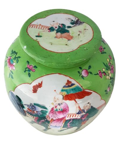CHINE - Fin XIXe siècle 
Pot couvert en grès à décor de fleurs et de deux cartouches...