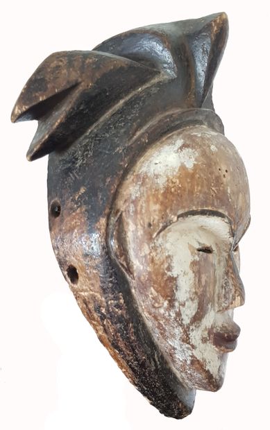 Masque de danse PUNU Mukuyi 
Mask remains of white pigments on the face surmounted...