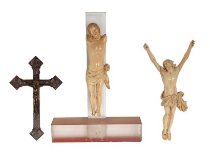 Deux Christ en ivoire des 17e et 18e siècle – 1 en laiton c.1800 et 1 en cuivre/bronze c.1900