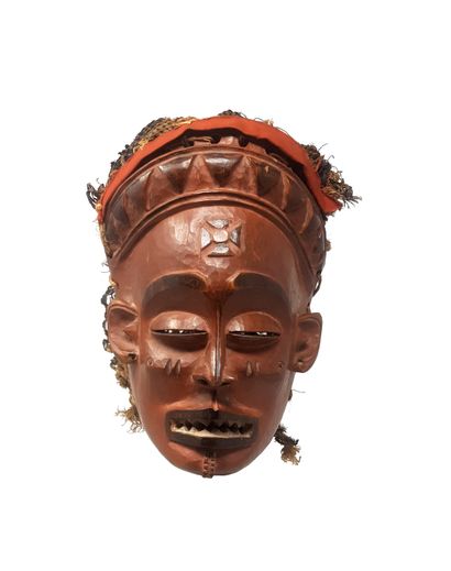 Masque TCHOKWE pwo 
Représentant un ancêtre féminin, visage aux dents taillées en...