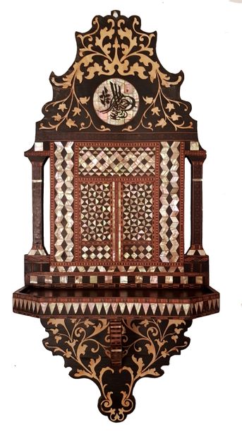 Kavukluk ottoman c.1900 
Kavukluk头巾架，奥斯曼帝国约1900年，由各种异国木材制成，完全镶嵌着木材和珍珠母，踏板上装饰着美丽的tughra，85...