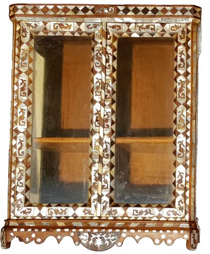 Vitrine ottomane c.1800 
小奥特曼壁柜，约1800年，由木头制成，每边有两个玻璃门，整体镶嵌着玳瑁和珍珠母。几何棋盘式图案的四只脚 


高：53厘米...