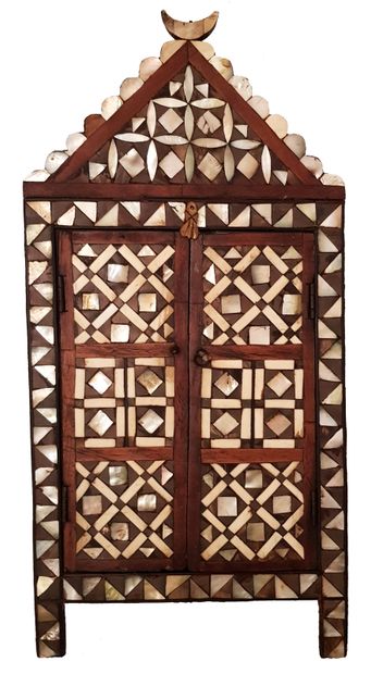 Coffret-miroir et kavukluk (3) c.1850 
奥斯曼双板木制镜盒，顶部有月牙形，镶嵌珍珠母和龟甲，有几何装饰和骨片标记的线条，镜子不见了，约1850年...
