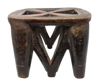 Siège NUPE 
座椅上雕刻着一个镂空的十字架，并刻有象征性的图案，站在四个带有V形支柱的锥形腿上，木头上有使用过的痕迹。尺寸：24 x 33厘米。尼日利...