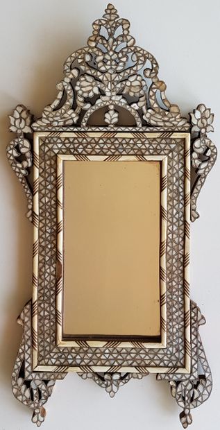 Paire de miroirs syrien c.1900 一对胡桃木镜子，切割出来的，完全镶嵌着珍珠母，镶嵌着紫铜丝，用骨质来加强，叙利亚约1900年。高：70厘米，宽：36厘米。...